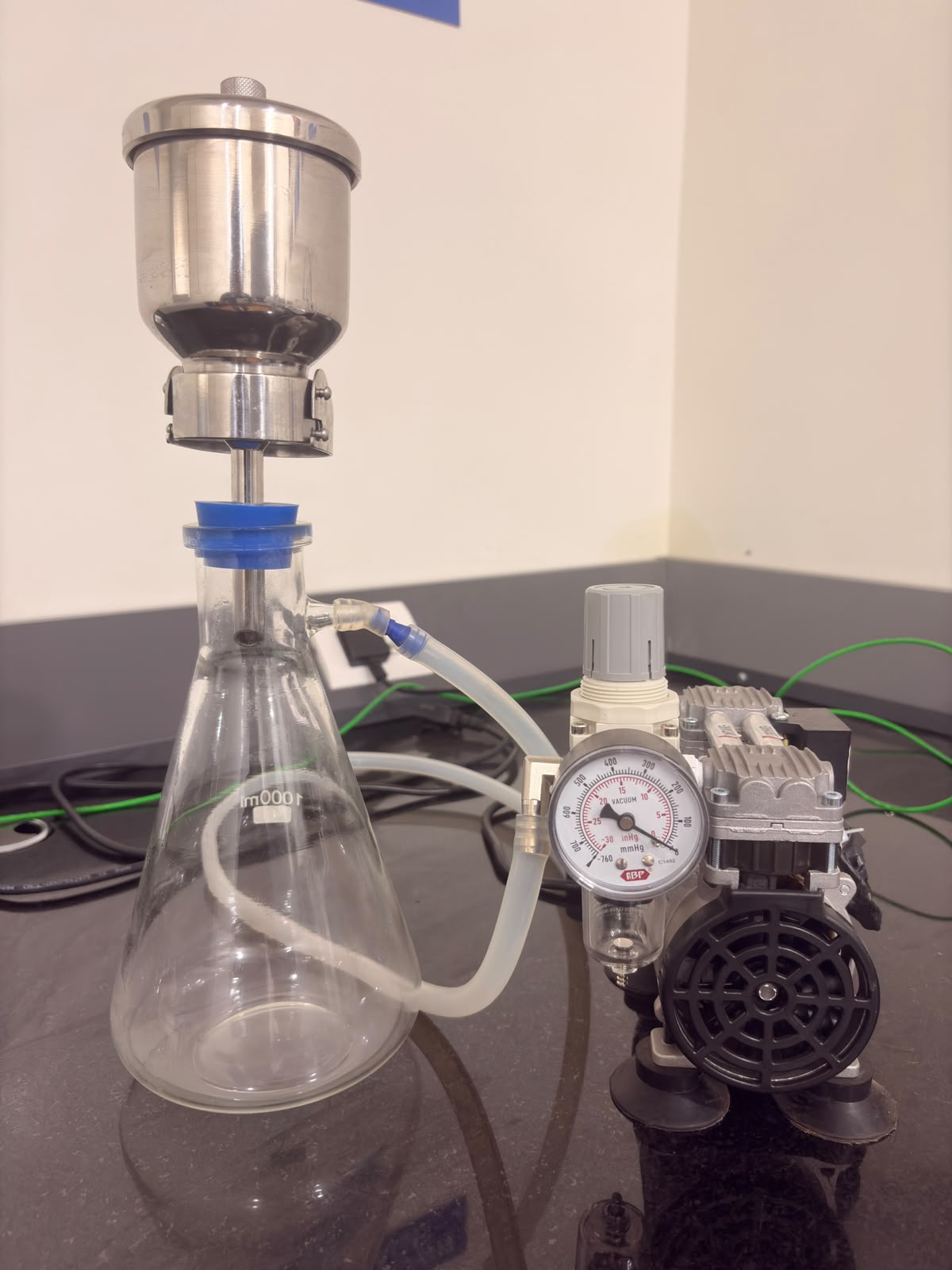 Sediment and sludge assessment apparatus for transformer oil